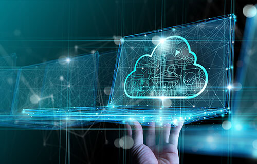 Southern Tech Cloud schnell - Nutzer hält Laptop in die Luft mit Cloud Applikationen