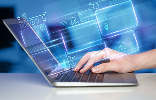 Southern Tech Cloud schnell - Nutzer vor Laptop und mit vielen Applikationen Southern Tech Cloud schnell - Nutzer vor Laptop und mit vielen Applikationen